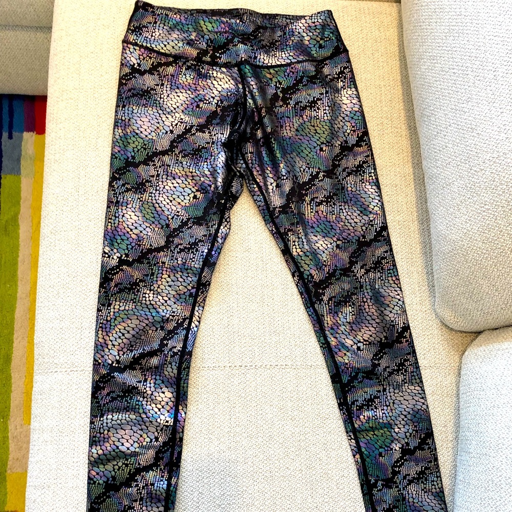 Metallic reptile leggings 🐍